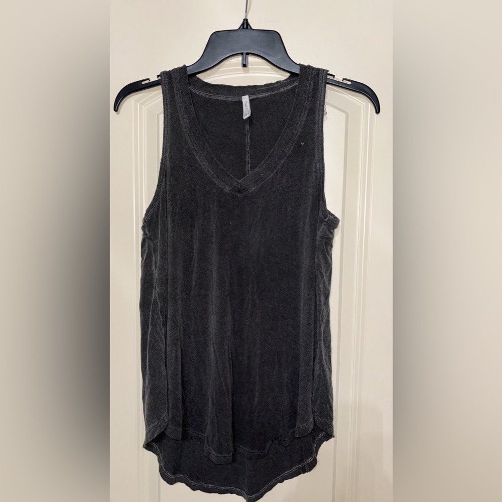Z Supply Tank. V-neck. Distressed black. Size Small
